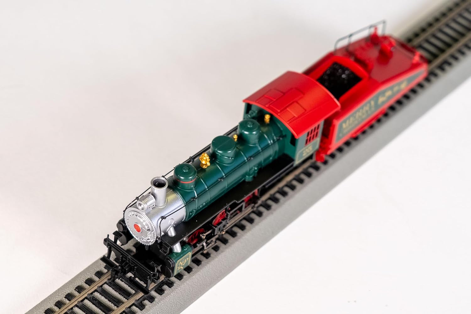 Bachmann Trains USRA 0-6-0 Locomotive with Smoke and Slope Tender - NP&S® #25 - Christmas Edition - HO Scale