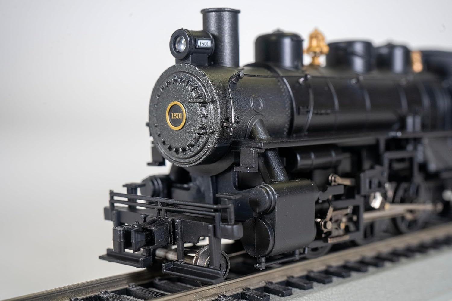 Prairie 2-6-2 Steam Locomotive with Smoke and Tender - Boston & Maine #1501 - HO Scale Model