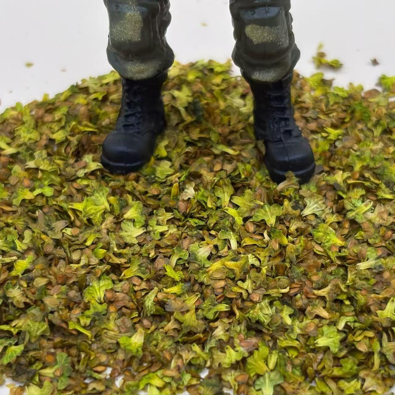 Micro Landscape Realistic Miniature Leaves in 5 Colors for Model Railways, Bonsai Ornaments, and Diorama Scenery - Set of 5