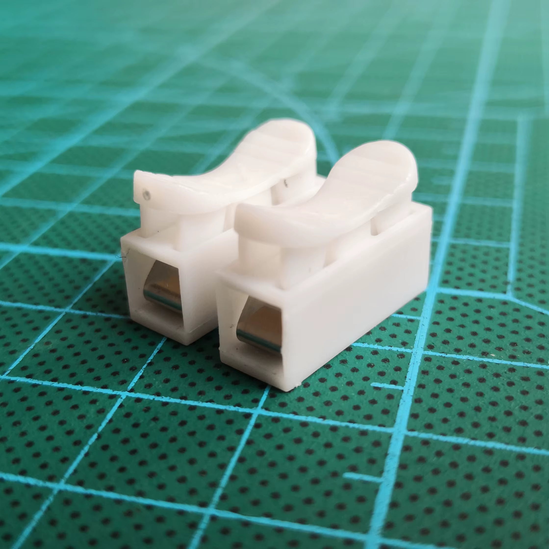 12-Port Universal AC/DC Power Supply Adapter for 3V/12V Applications - Ideal for Model Lamps, Railway, and Train Layouts