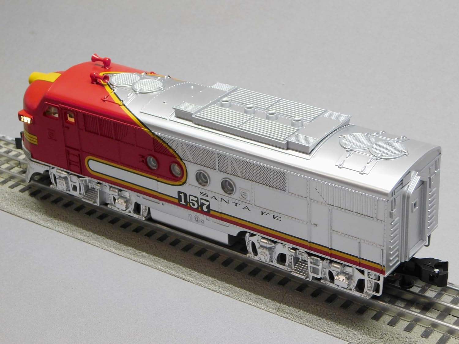 Santa Fe LionChief Diesel Locomotive #157 O Gauge Model 2323110-E
