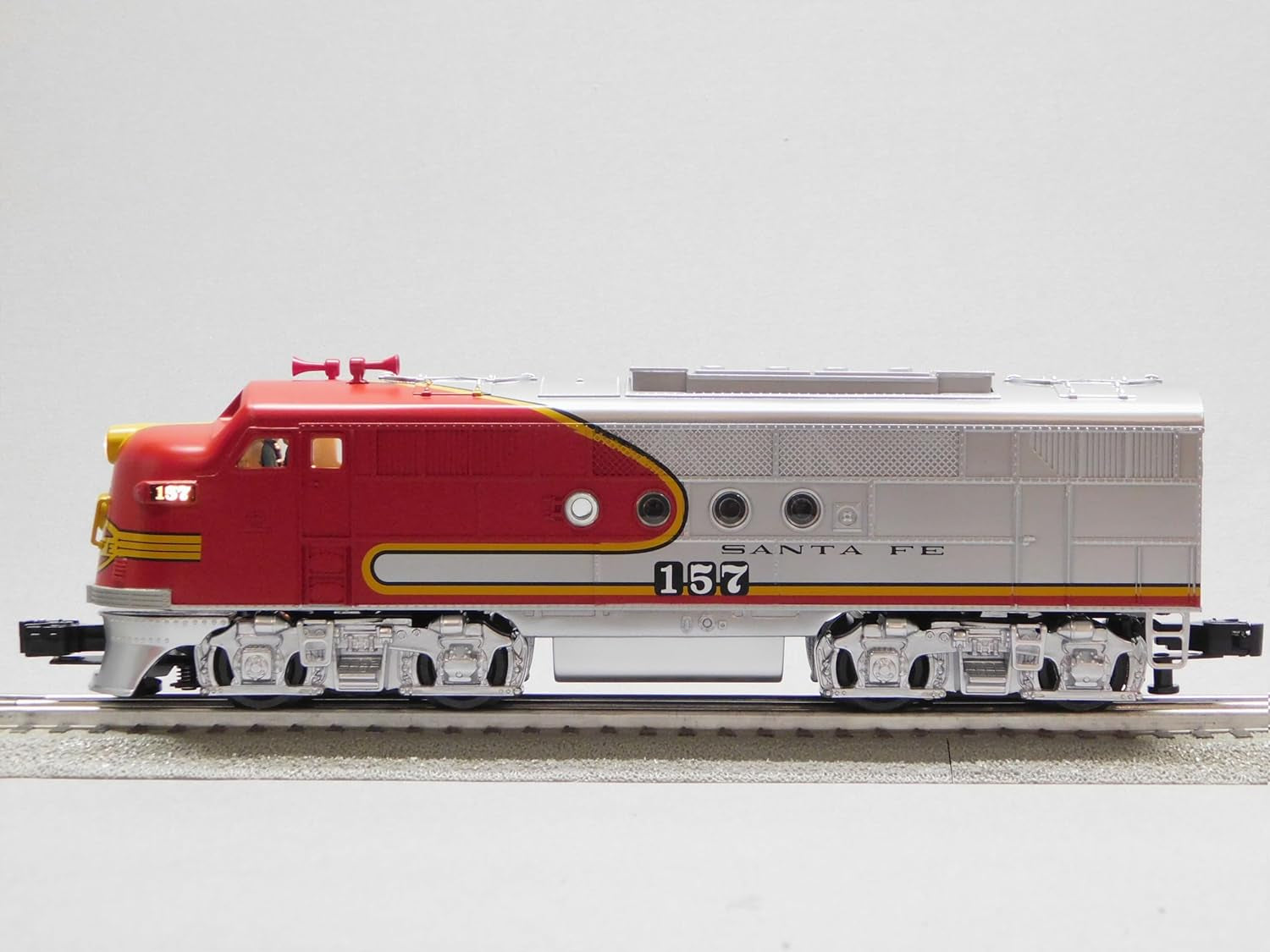 Santa Fe LionChief Diesel Locomotive #157 O Gauge Model 2323110-E