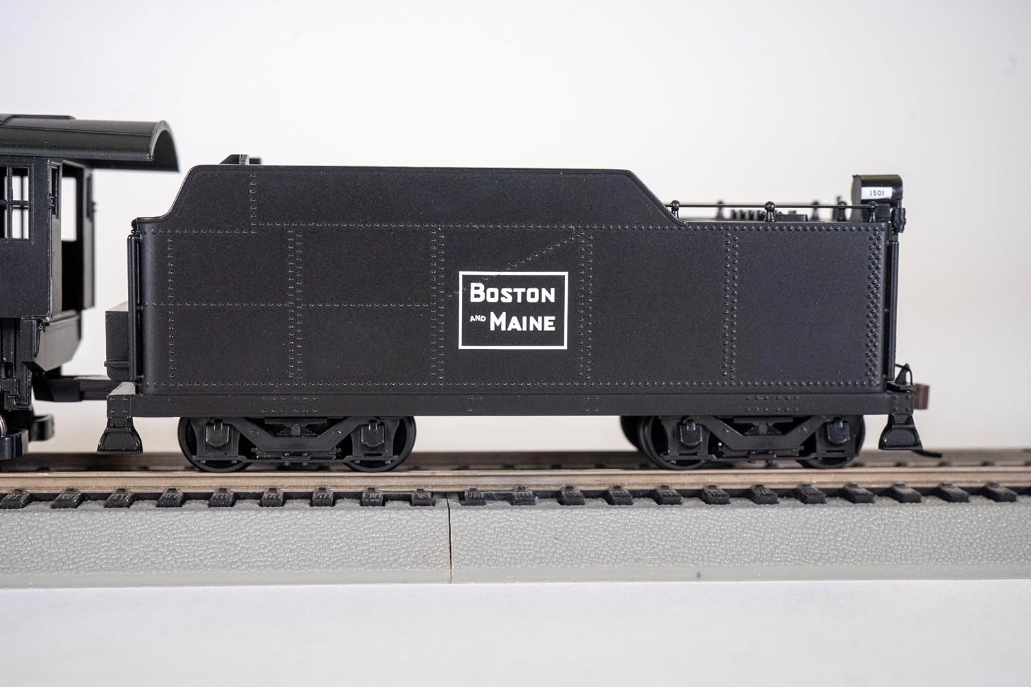 Prairie 2-6-2 Steam Locomotive with Smoke and Tender - Boston & Maine #1501 - HO Scale Model