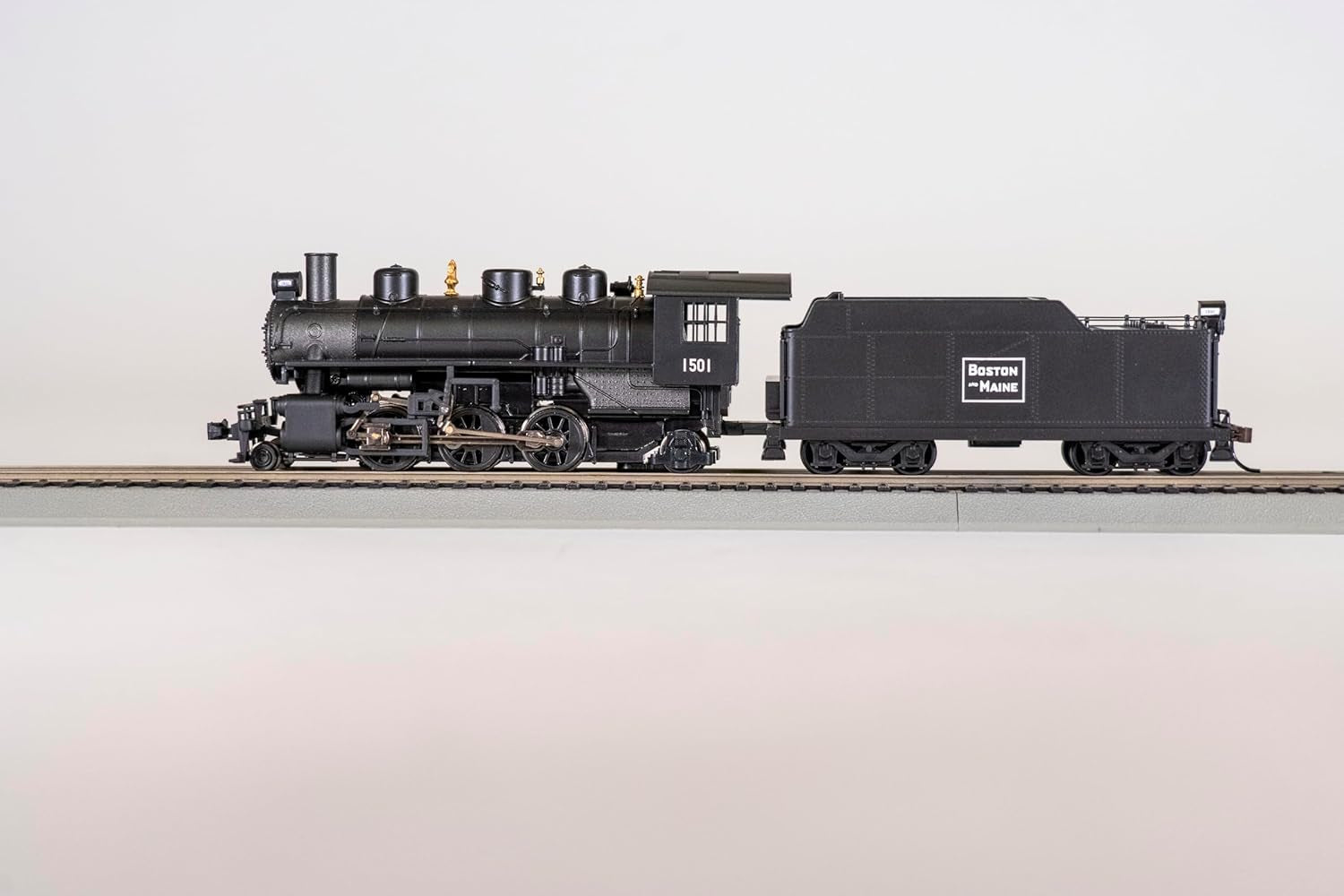 Prairie 2-6-2 Steam Locomotive with Smoke and Tender - Boston & Maine #1501 - HO Scale Model