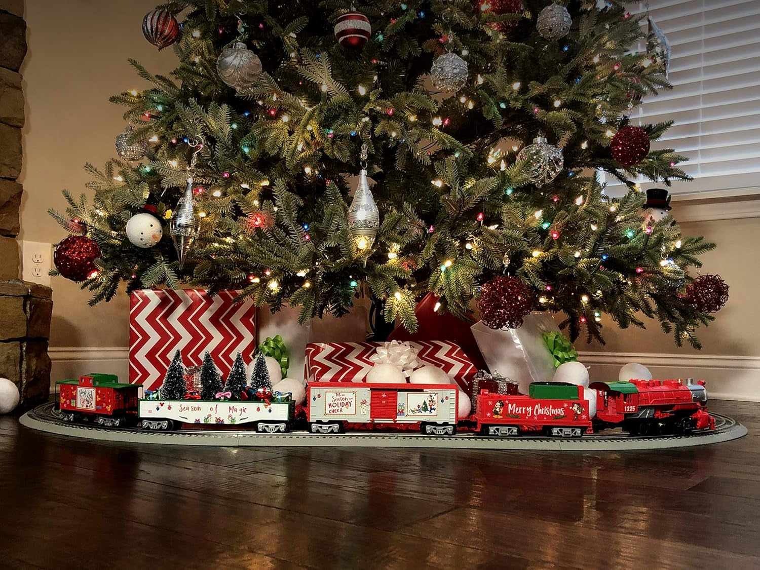Lionel Disney Christmas Lionchief 0-8-0 Electric O Gauge Model Train Set with Bluetooth and Remote Control