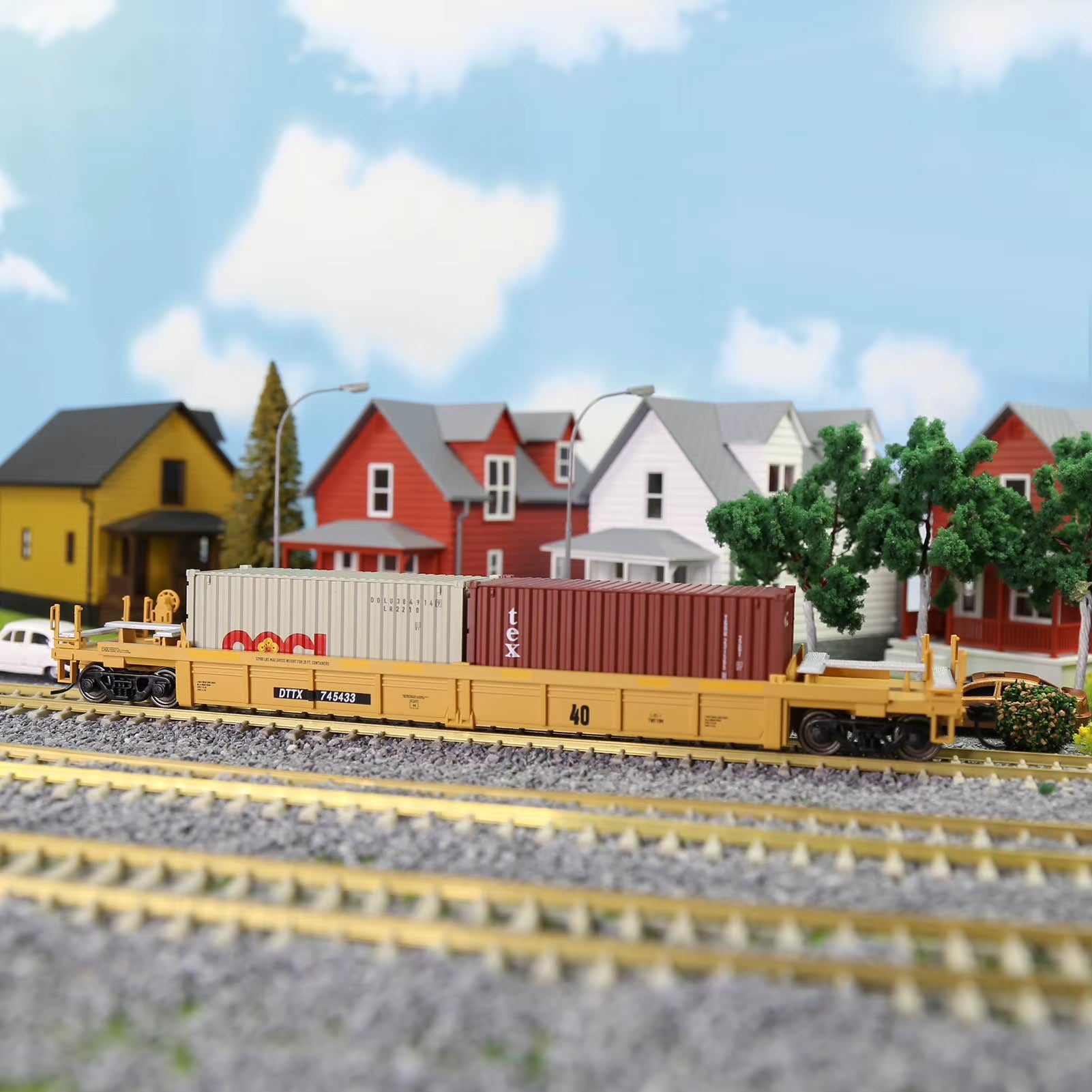 Evemodel HO Scale 1:87 40Ft Well Car with 20' & 40' Shipping Containers - Perfect for Model Railroads!