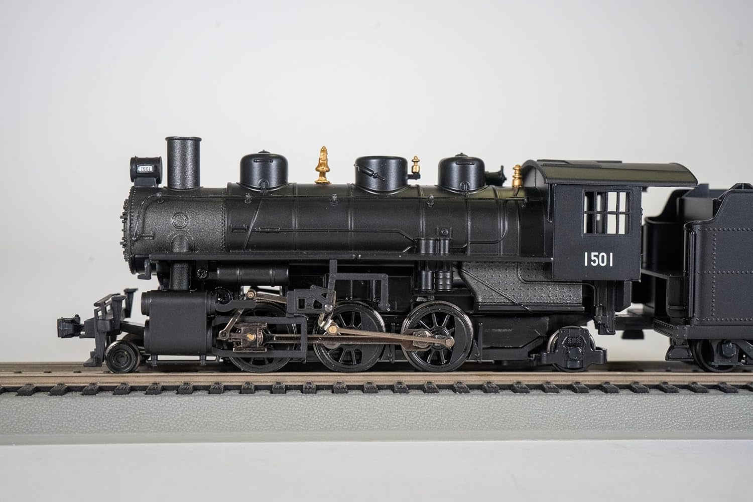 Prairie 2-6-2 Steam Locomotive with Smoke and Tender - Boston & Maine #1501 - HO Scale Model