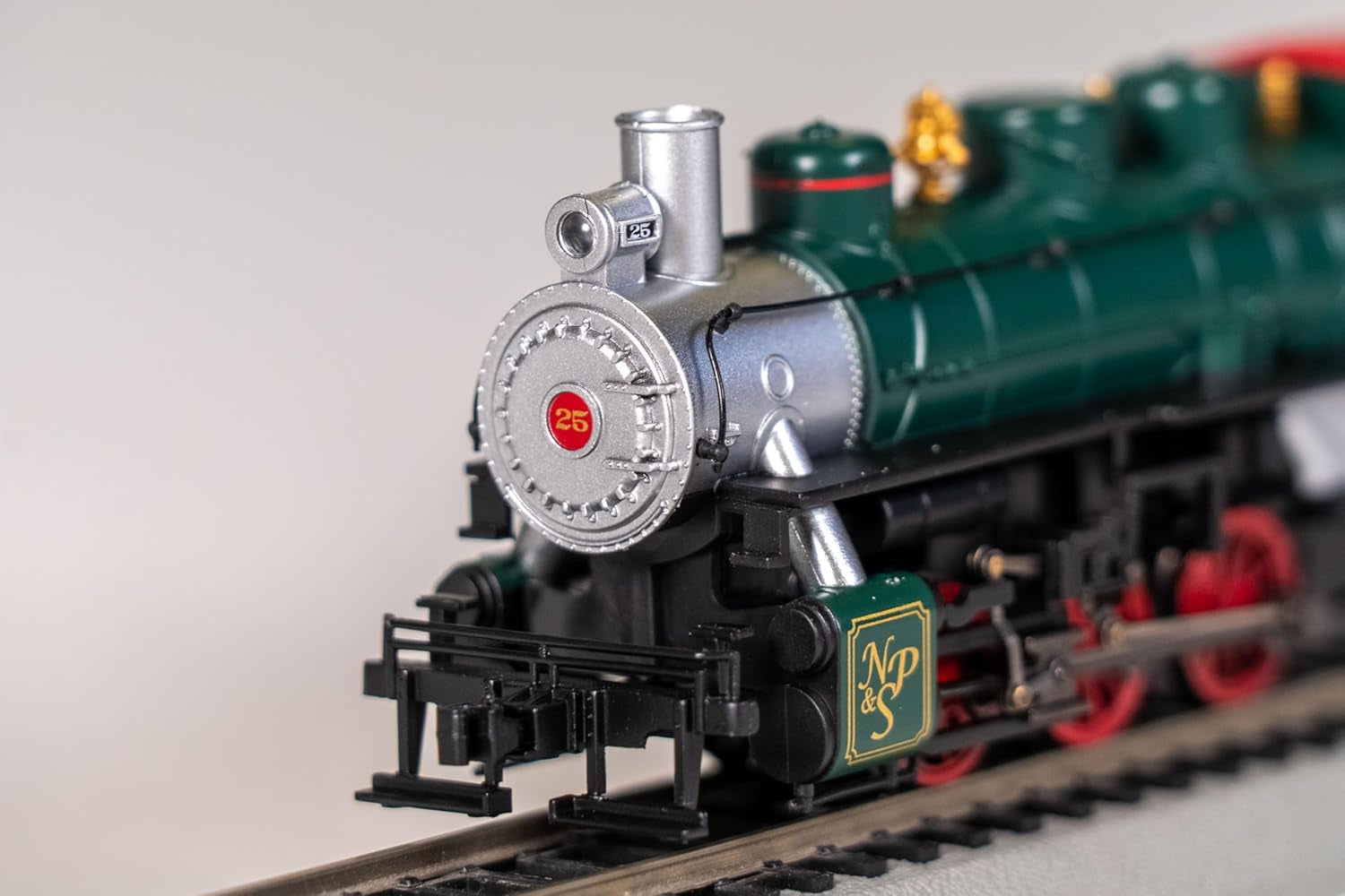 Bachmann Trains USRA 0-6-0 Locomotive with Smoke and Slope Tender - NP&S® #25 - Christmas Edition - HO Scale