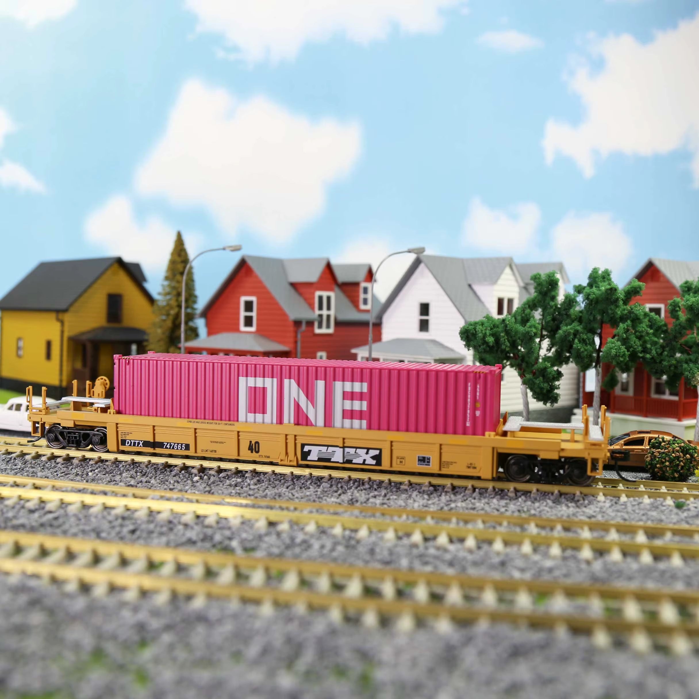 Evemodel HO Scale 1:87 40Ft Well Car with 20' & 40' Shipping Containers - Perfect for Model Railroads!