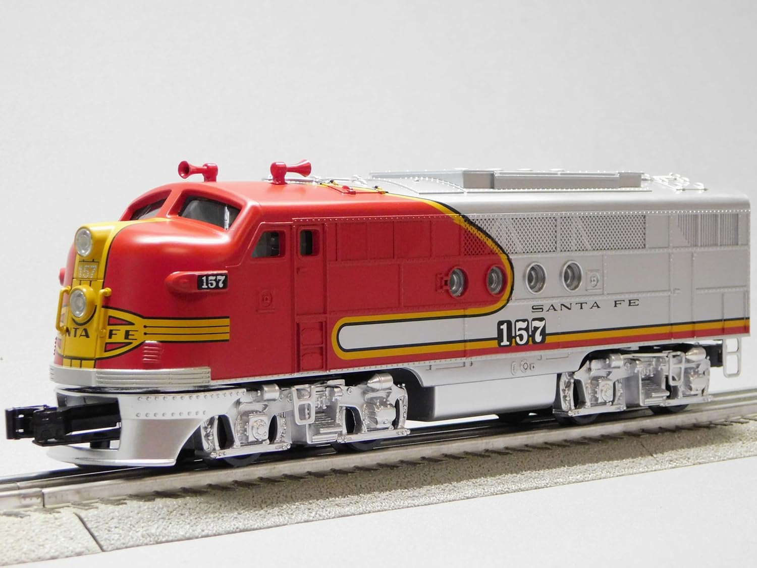 Santa Fe LionChief Diesel Locomotive #157 O Gauge Model 2323110-E