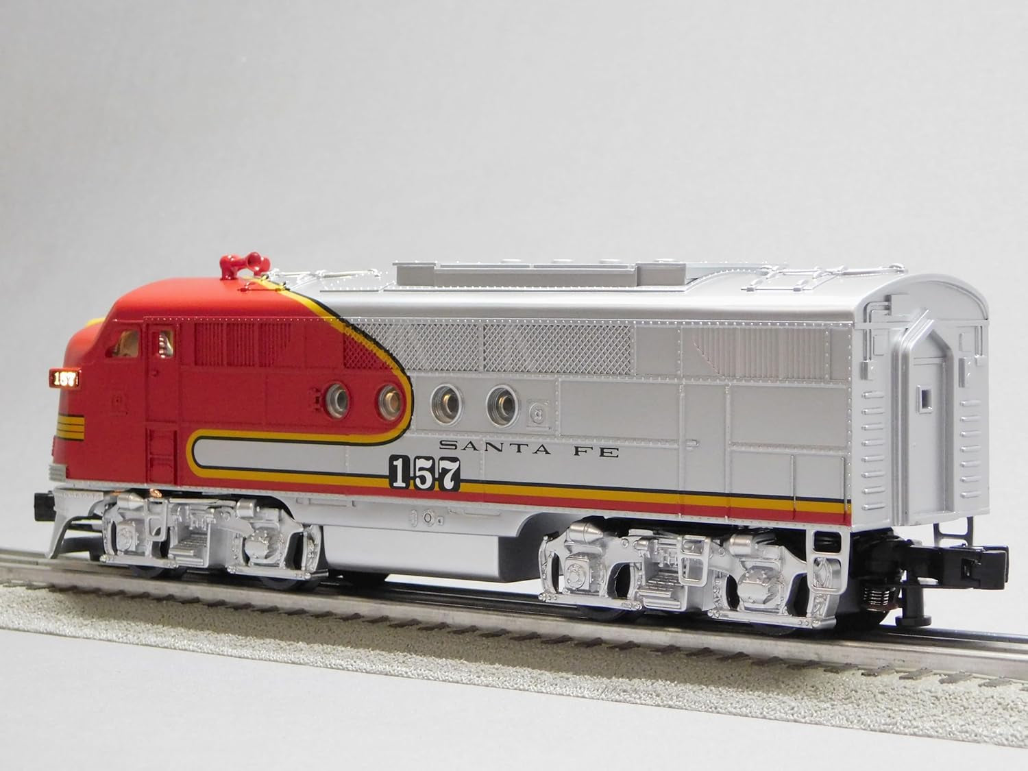 Santa Fe LionChief Diesel Locomotive #157 O Gauge Model 2323110-E