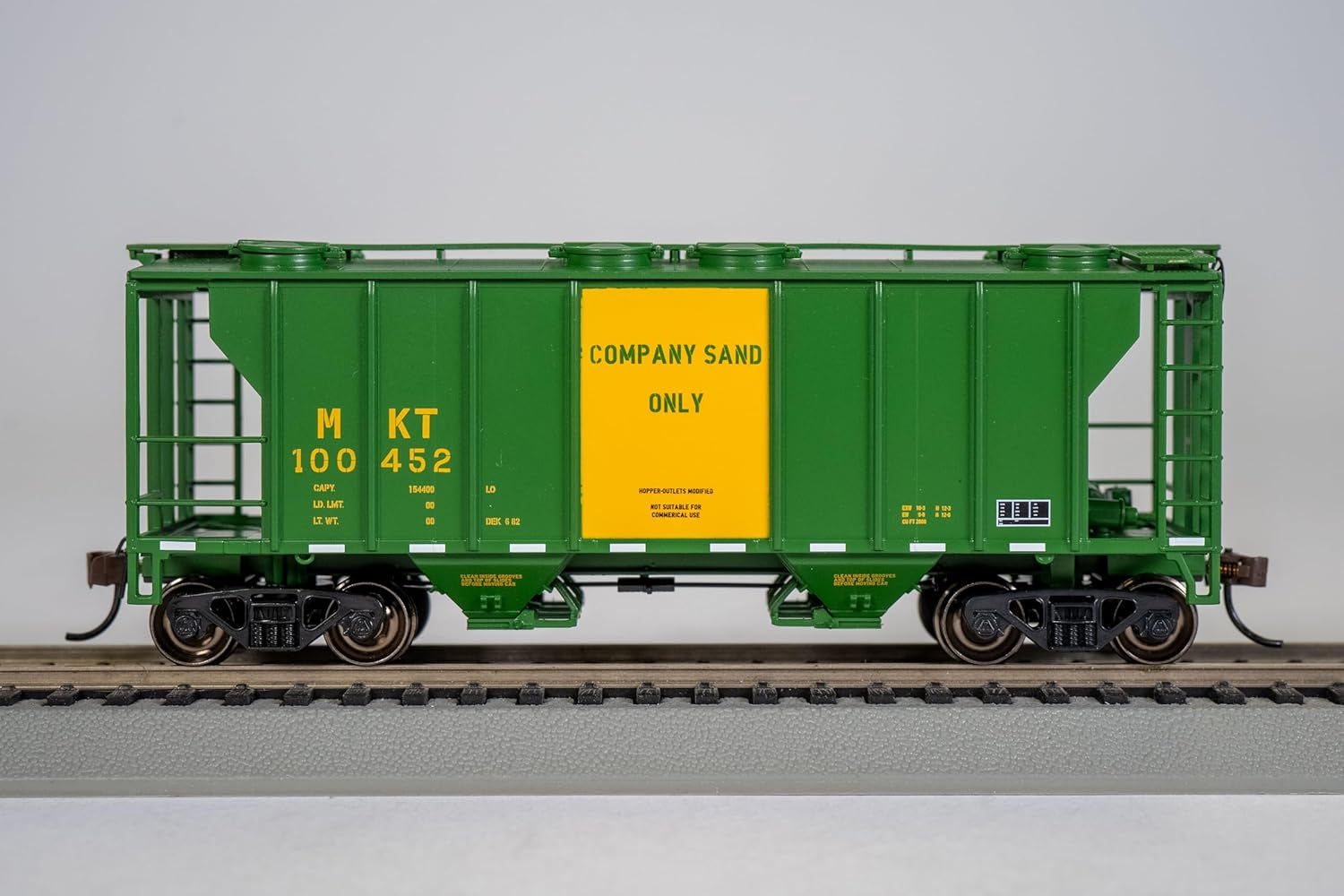 HO scale MKT PS-2 two bay covered hopper model train by BYMRR with detailed late version design.