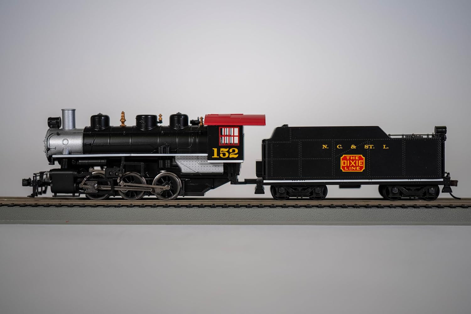 Bachmann Industries HO Scale USRA 0-6-0 Steam Locomotive with Smoke and Short Haul Tender, N.C. & St. L. #152