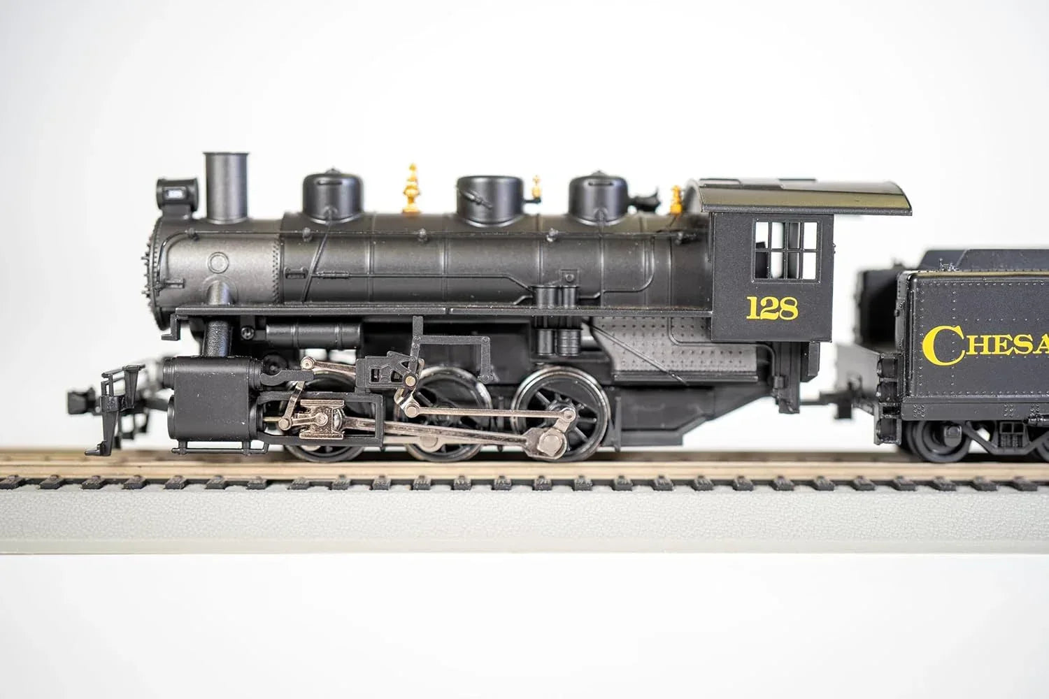 Bachmann USRA 0-6-0 HO scale locomotive with smoke and slope tender, Chesapeake & Ohio® 