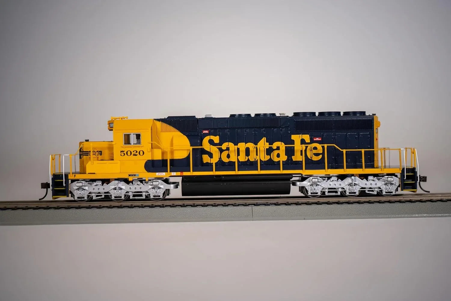 Rev up your model train game with the Bachmann Santa Fe 