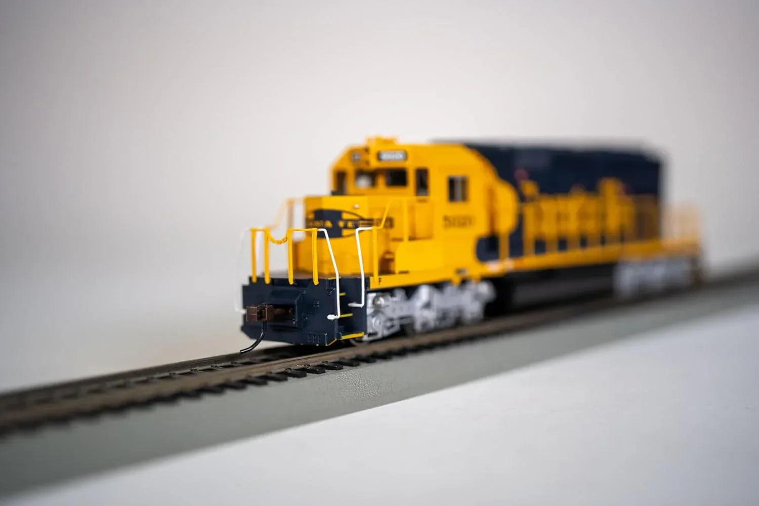 Rev up your model train game with the Bachmann Santa Fe 