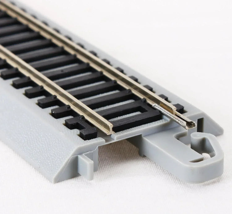 Bachmann Trains E-Z Track 18-inch Radius Curved HO Scale Track Set with nickel silver rails and gray roadbed, four-piece set.