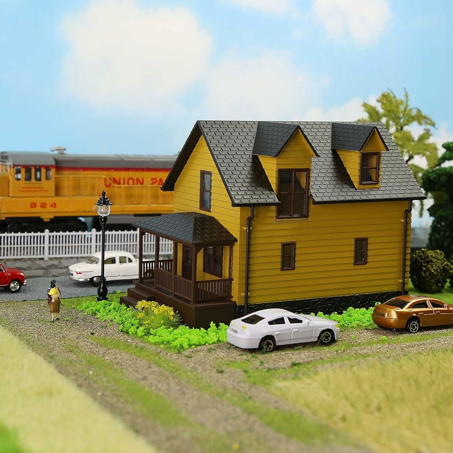 Pre-Assembled HO Scale 1:87 Contemporary Yellow Residential House Model for Train Layout Diorama - JZHO01