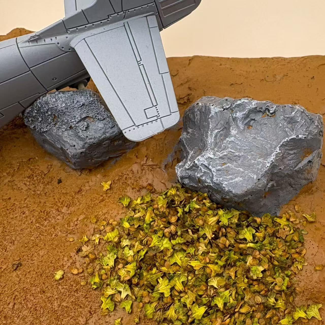 Micro Landscape Realistic Miniature Leaves in 5 Colors for Model Railways, Bonsai Ornaments, and Diorama Scenery - Set of 5