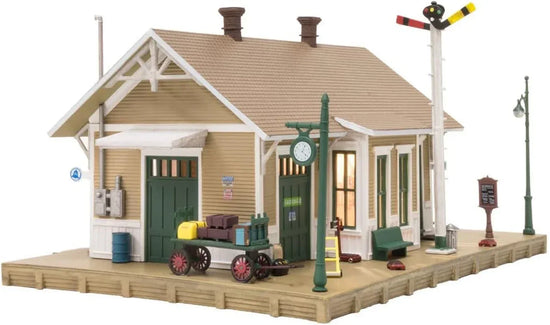 HO scale Danbury Depot model by Woodland Scenics, detailed miniature building for model train layouts.